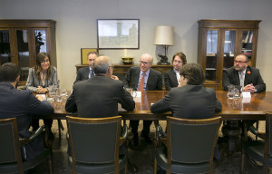 Núria Vilanova en una reunión con Antoni Martí, jefe del Gobierno de Andorra, y socios del CEAL Ibérico