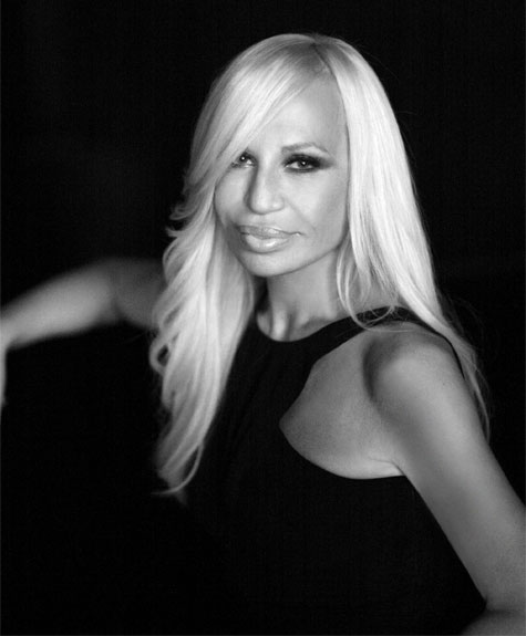 Donatella Versace adopta 400 niños en China en la provincia de Sichuan